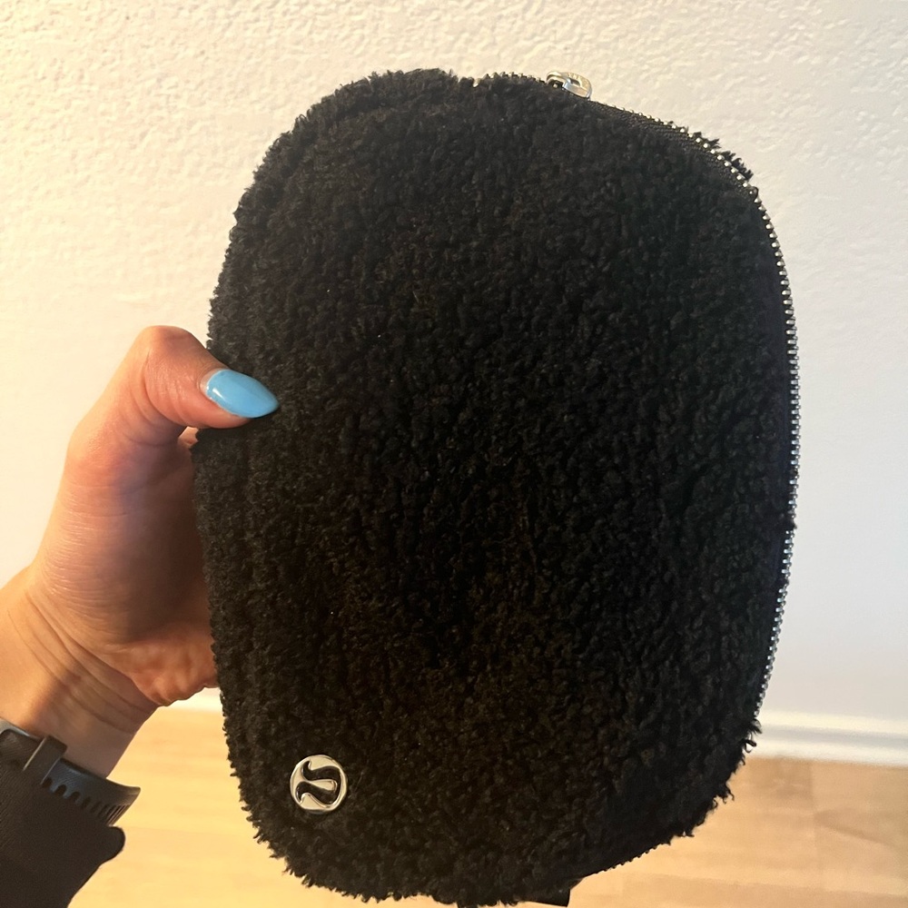 Lululemon Black Sherpa belt bag